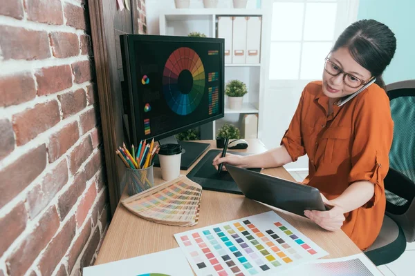 Bela empresa de design gráfico empregado feminino — Fotografia de Stock