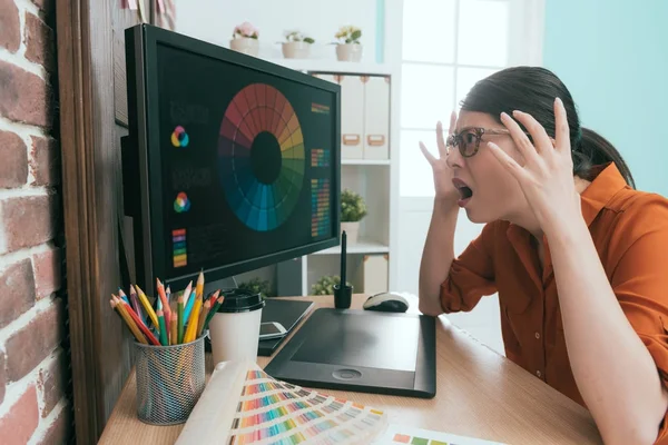 Mujer profesional diseñador mirando la pantalla — Foto de Stock