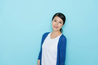 zarif genç kadın kamera gülümseyen arıyor