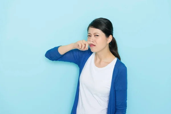 Ziemlich attraktiv stehend auf blauem Hintergrund — Stockfoto