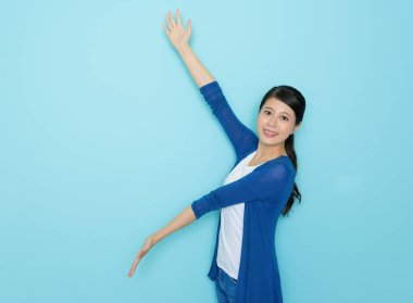 mutlu güzellik kız kameraya seyir silah açma