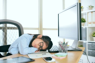 bilgisayarda genç küçük iş işçisi