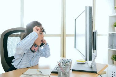 Gözlükleri çıkar alarak genç küçük iş işçisi