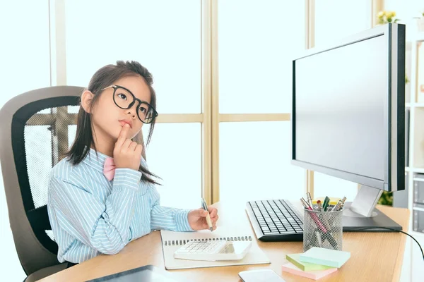 Schattige vrouwelijke jongen kantoormedewerker zitten in kantoor — Stockfoto