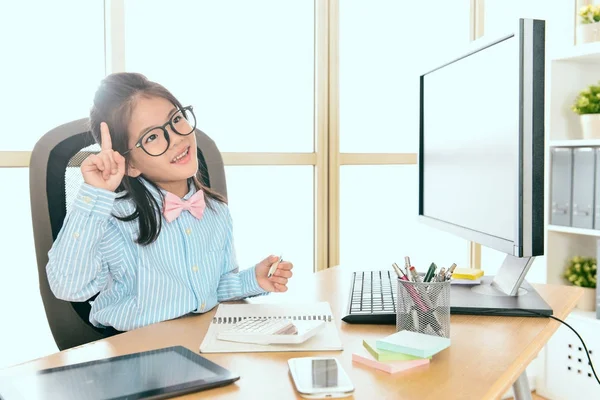 Menina empresária sentado no local de trabalho — Fotografia de Stock