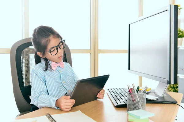 Chica trabajador de oficina utilizando móvil tableta digital — Foto de Stock