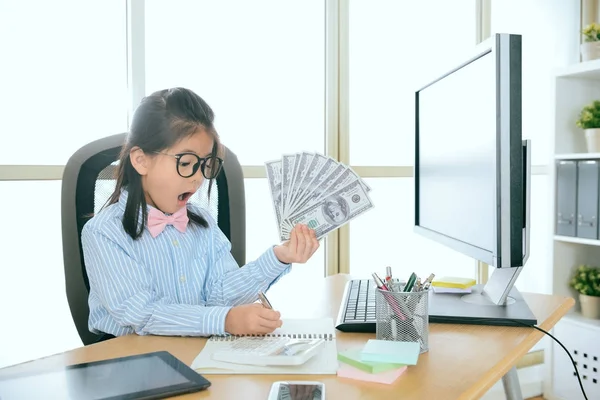 Küçük kız ofis işleri birçok banknot holding — Stok fotoğraf