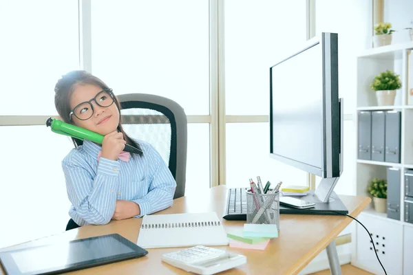 Hermosa chica de negocios sosteniendo la pluma grande — Foto de Stock