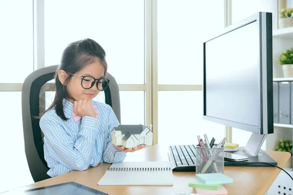 Bonita chica de negocios mirando modelo de casa — Foto de Stock