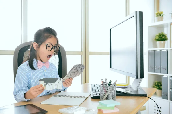 Pequeño agente de casa de negocios que trabaja en la empresa — Foto de Stock