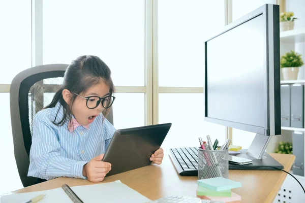 Hermosa oficina de niños trabajador mirando almohadilla — Foto de Stock