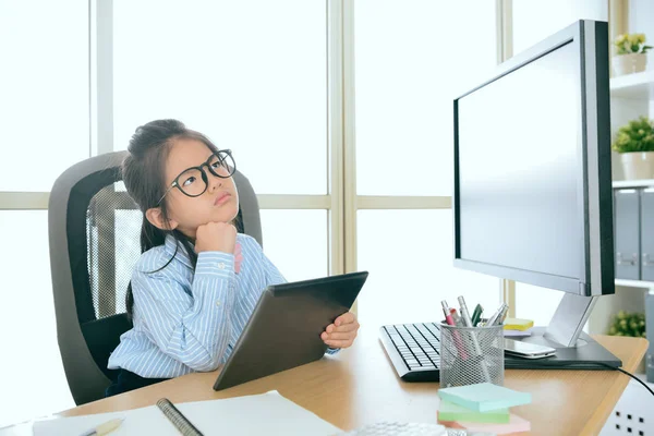 Obchodní holčička drží mobilní počítač pad — Stock fotografie