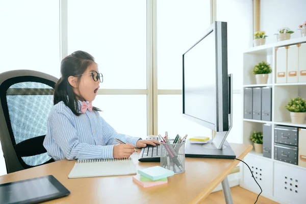 Mooie vrij vrouwelijke kind spel als mensen uit het bedrijfsleven — Stockfoto