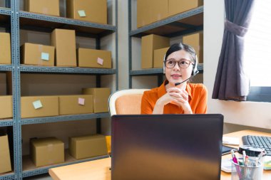 gülümseyen kadın online alışveriş şirket çalışanı