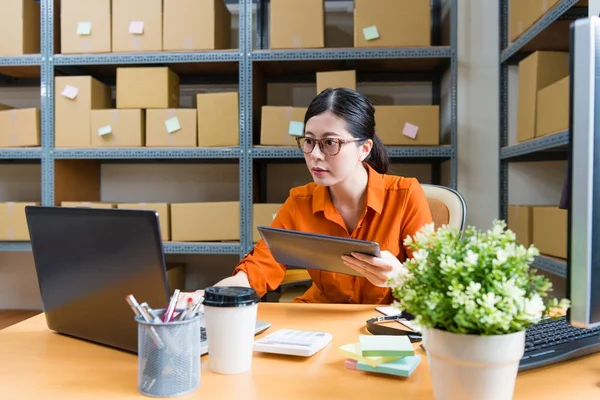 Vrouw kantoor werknemer houden van mobiele digitale tablet — Stockfoto