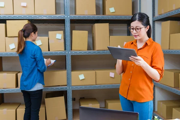 Elegante vrouw manager met behulp van mobiele digitale tablet — Stockfoto