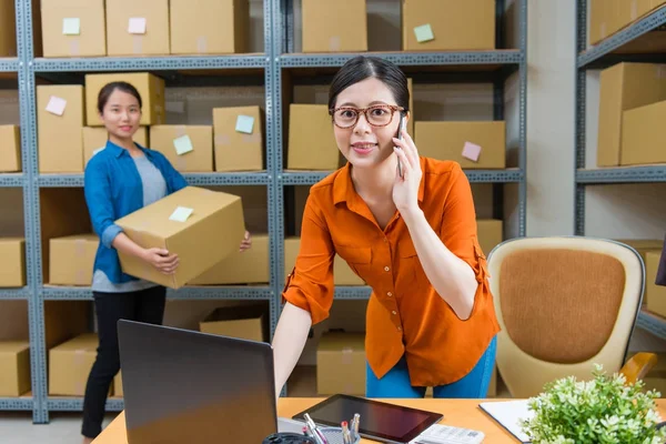 Selektives Fokus-Foto einer Büroangestellten-Frau — Stockfoto