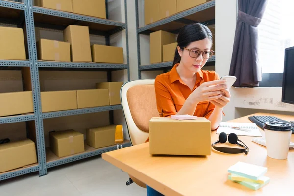 Aantrekkelijke schoonheid meisje online winkelen eigenaar — Stockfoto