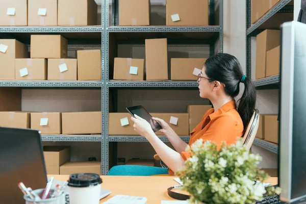 Grazioso giovane lavoratore della società di shopping online — Foto Stock