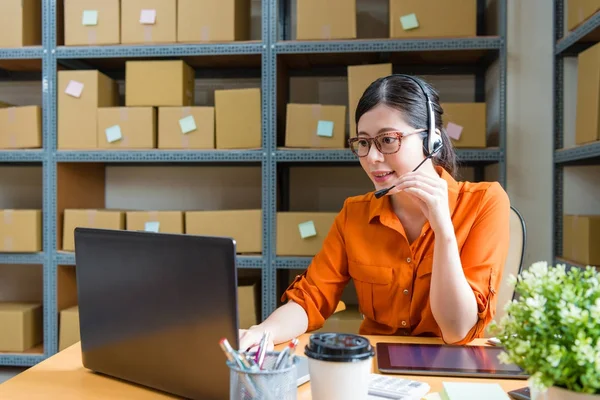 Lachende zoete online winkelen bedrijf exploitant — Stockfoto