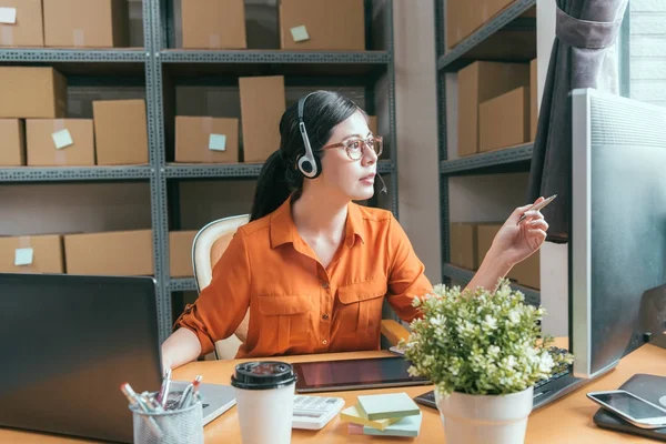 Mooie mooie vrouw exploitant hoofdtelefoon dragen — Stockfoto