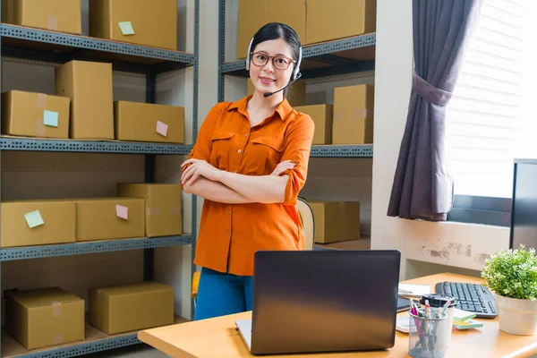 Fiducioso donna sorridente operatore indossando cuffie — Foto Stock