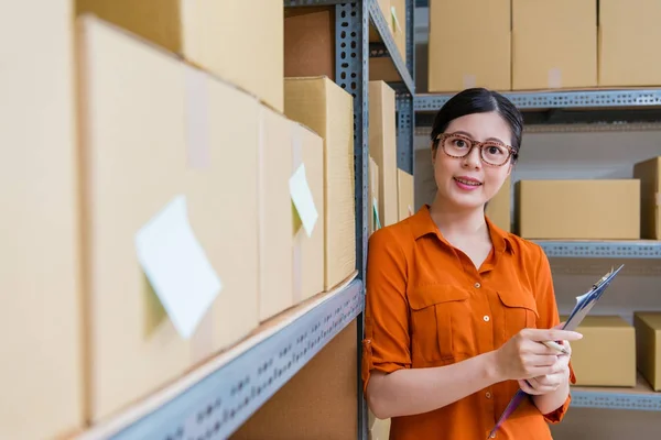 Geschäftsfrau arbeitet in Online-Shopping-Unternehmen — Stockfoto