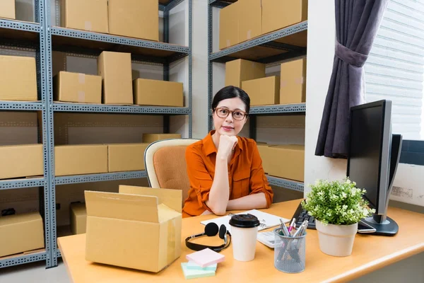 Professionele vertrouwen online winkelen eigenaar — Stockfoto