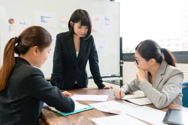 Şirket iş takım toplantısı konferans masası