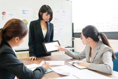 Mobil dijital tablet kullanarak işçisi kadın ofis