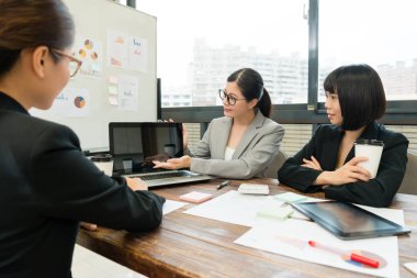 Mobil bilgisayar kullanarak profesyonel iş kadını