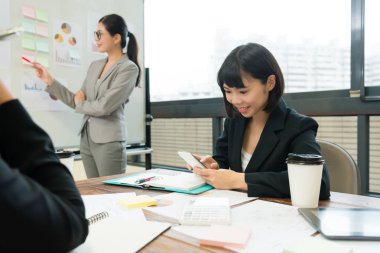 gülümseyen hareket eden smartphone kullanarak iş kadın