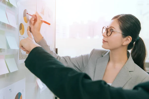 Vrij bedrijf manager dame houdt van rode pen — Stockfoto