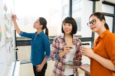 şirket yöneticisi ile konuşurken işçisi kadın ofis