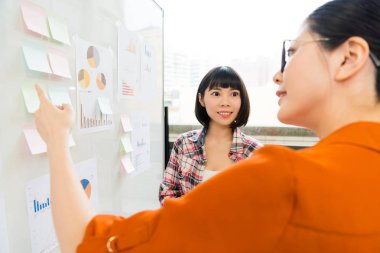 seçici odak fotoğraf gülümseyen kadın Yöneticisi