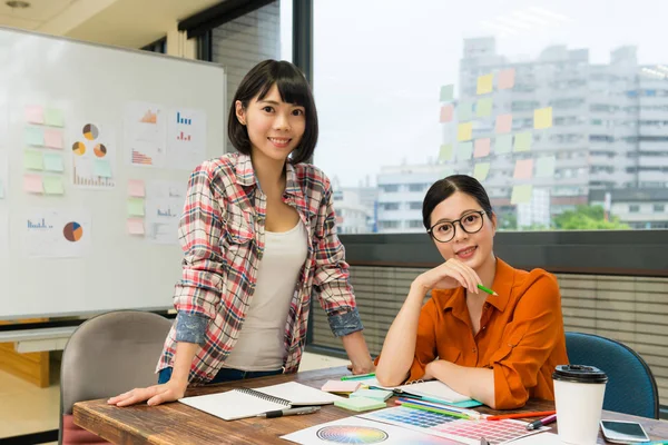 Vertrouwen teamvergadering met vrouwelijke designer in office — Stockfoto