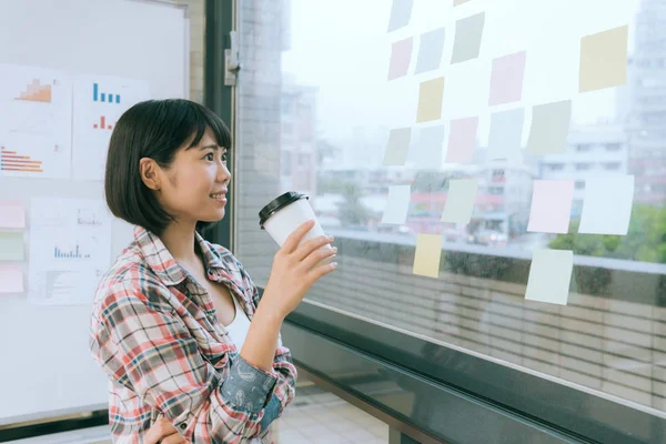 Mulher de negócios bonita segurando xícara de café — Fotografia de Stock