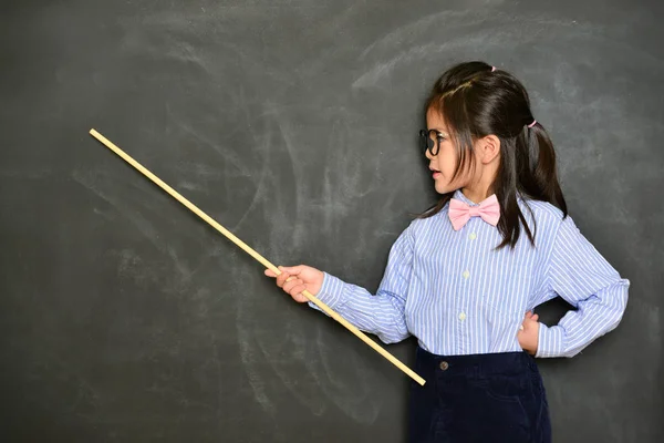 Niña profesora enseñando en pizarra negra — Foto de Stock