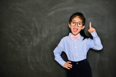 küçük öğretmen gösteren okul eğitim kavramı