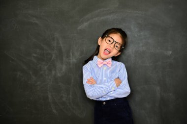 Kameraya bakarak mutlu küçük kız eller geçti