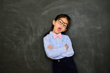Blackboard arka planda duran çocuk kız öğretmen