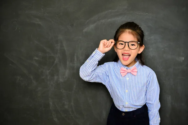 Веселая маленькая девочка одевается школьный учитель — стоковое фото