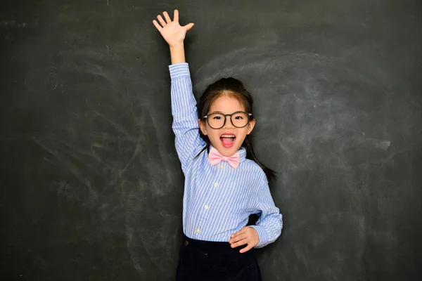 Щасливі діти-жінки рука вгору, щоб поставити питання — стокове фото