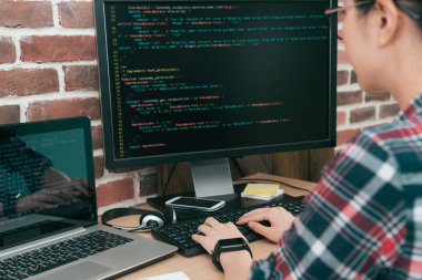 güzel kadın işçi programcı bilgisayar kullanarak