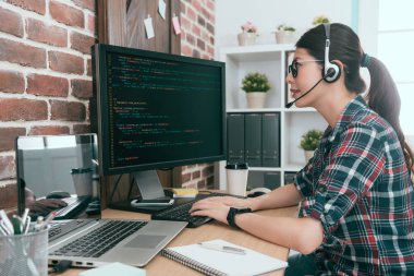 kadın operatör izleme müşteri bilgisayar