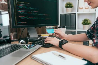 portre fotoğraf genç gülümseyen kadın programcı