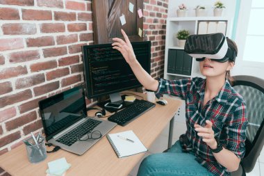 bilgisayar programcısı VR teknolojisi gözlük takıyor