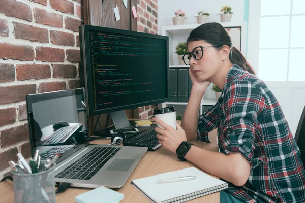 Beleza senhora trabalhador do computador olhando para dados de código — Fotografia de Stock