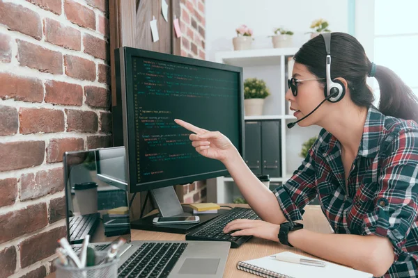 Programador de beleza mulher usando microfone de ouvido — Fotografia de Stock