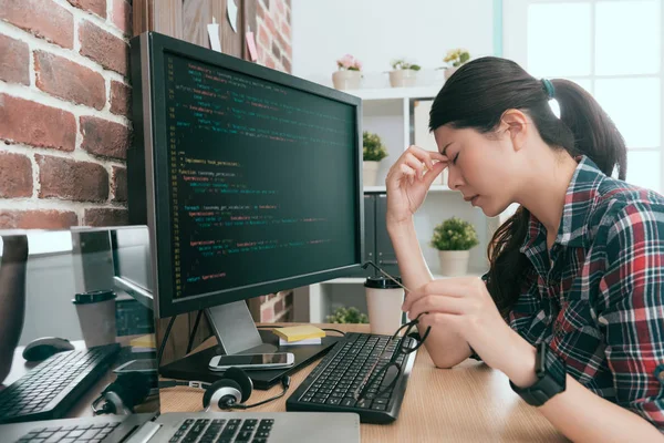 Joven hermosa mujer programador usando computadora —  Fotos de Stock